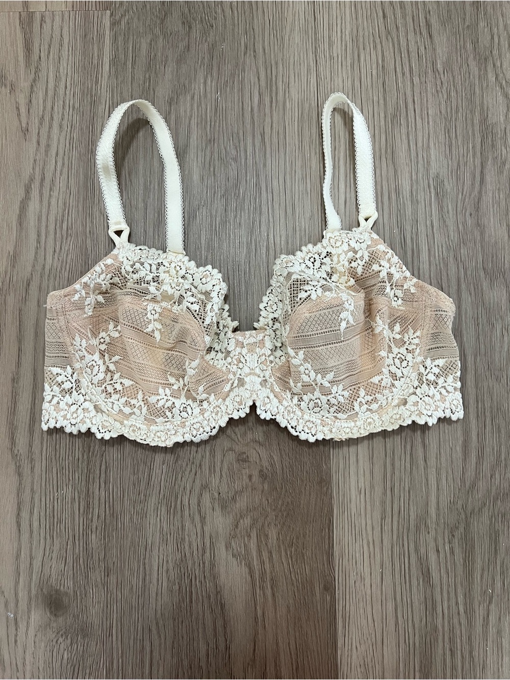 Wacoal Embrace Lace Underwire Bra in Sand/Ivory Style 65191 Size 34D